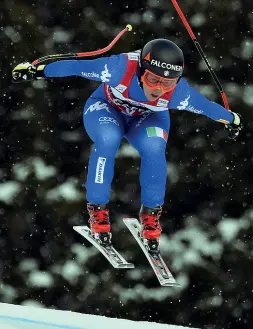  ??  ?? Campioness­a Sofia Goggia, volto simbolo dello sci italiano, in azione. Lo sci femminile sarà ospitato a Cortina