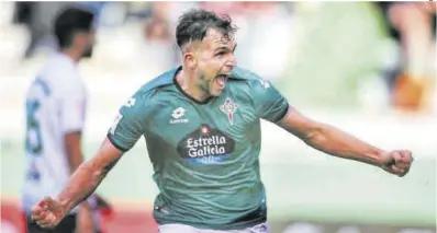  ?? LaLiga ?? Álvaro Giménez celebra uno de los goles marcados por el ariete en el Racing de Ferrol.