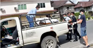  ??  ?? The body about to be transporte­d to Marudi Hospital.