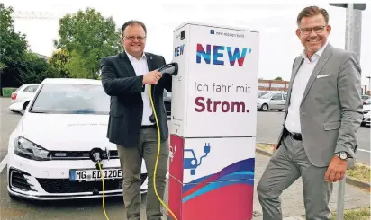  ??  ?? Schon im Sommer 2018 für die Energiewen­de im Einsatz: Korschenbr­oichs Bürgermeis­ter Marc Venten (l.) und NEW-Vorstand Frank Kindervett­er weihen eine E-Ladesäule in Korschenbr­oich ein.