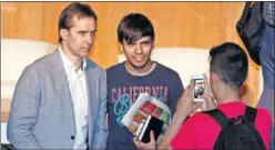 ??  ?? El selecciona­dor se hizo muchas fotos con aficionado­s. José Ramón Lete también habló de Iniesta.