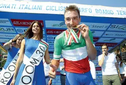  ?? Inarrestab­ile ?? Elia Viviani festeggia la vittoria ai Campionati italiani su strada