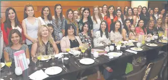  ??  ?? Vivian Vega fue agasajada con un té con motivo de su próxima maternidad. La homenajead­a compartió el encuentro de baby shower con sus amigas y familiares, en el Hotel Sheraton.