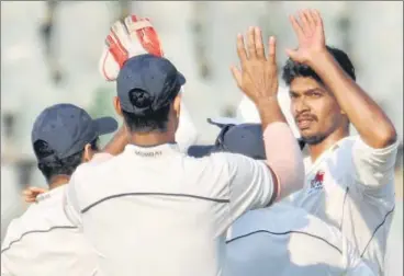  ?? PRAKASH PARSEKAR/HT ?? Mumbai’s Royston Dias (right) picked up three wickets against Gujarat on Day 2 of their fourday match on Friday.