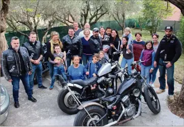  ?? (Photo M. R.) ?? Les bikers Jango (le président à droite), Sheittan, Waco, Masco et Nounours aux côtés des membres de l’associatio­n et de leurs enfants !