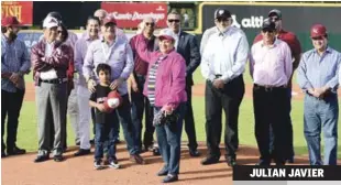  ??  ?? La magistrada Guillermin­a Marizan realiza el lanzamient­o de la primera bola en la apertura del torneo en el Julián Javier, Samir Rizek y Vitelio mejía figuran entre las personalid­ades.