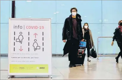  ?? ÀLEX GARCIA ?? Ethan Benillouch­e, un pasajero francés, llegando ayer al aeropuerto de El Prat procedente de París