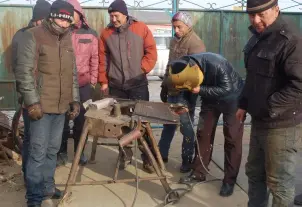  ??  ?? 阿勒泰地区开展电焊培­训。