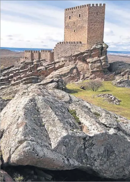  ?? FCO. JAVIER SOBRINO / © FCO. JAVIER SOBRINO ?? La Torre del Homenaje se levanta imponente frente a la sierra de Caldereros