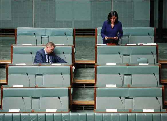  ?? Photo: Gary Ramage ?? POOR RESPONSE: Craig Laundy sat with Julia Banks as she stood in the House of Representa­tives and resigned as Liberal backbenche­r to join the Independen­ts.