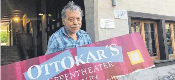  ?? FOTO: LEN ?? Einen weiteren Umzug geschafft: Ottokar Seifert vor dem Theater, das im Moment noch eingericht­et wird.