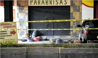  ?? FOTO/MARCO BEDOLLA ?? El asesinato de cinco personas en una taquería de Irapuato, entre los multihomic­idios de septiembre.