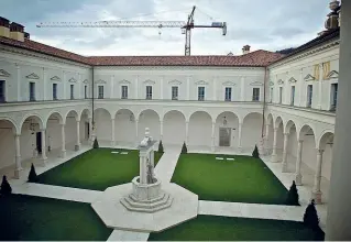  ??  ?? Il complesso L’Abbazia di San Paolo d’Argon, ristruttur­ata in base a un accordo tra Regione, Provincia, Curia, Università e Fondazione Cariplo