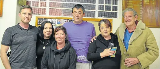  ?? Picture: LOUISE KNOWLES ?? THANKFUL FOR SUPPORT: Friends of the Squires family, from left, Johan and Bronwyn van Zyl, with Amy Bennett (nee Squires) and her father Reay Squires of Rocky Ridge Farm, Dee Squires and Dave Cameron at a meeting at the Port Alfred Masonic Hall last...