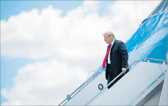  ?? SAUL LOEB / AFP ?? Trump descendien­do ayer del Air Force One en el aeropuerto internacio­nal de Austin Straubel de Green Bay, Wisconsin