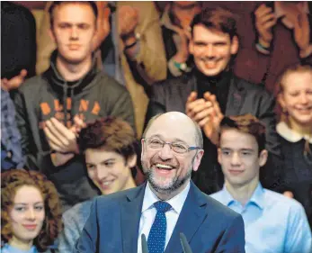  ?? FOTO: AFP ?? Lässt sich als neuer Robin Hood, als Held der Arbeiter feiern: SPD-Kanzlerkan­didat Martin Schulz.