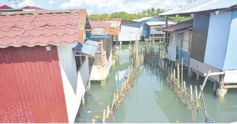  ??  ?? Do these “floating” shanties in Barangay Loboc, Lapuz, Iloilo City have septic tanks? The absence of these undergroun­d tanks for feces, urine and other waste matter could endanger public health. An Iloilo City councilor is pressing for a septic tank...