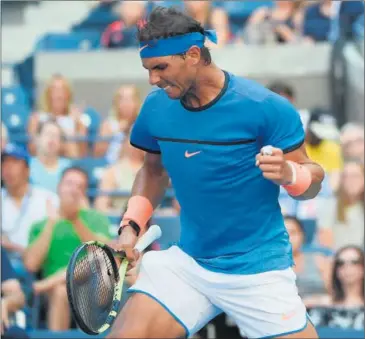  ??  ?? CONTENTO. Nadal celebra un punto ayer ante Istomin.