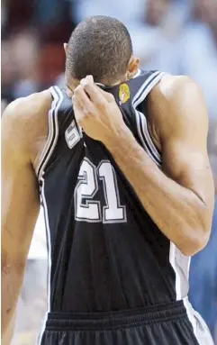  ??  ?? TIM DUNCAN se lamenta tras fallar un importante intento en el último minuto del partido de anteanoche.