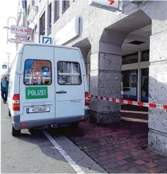  ?? Foto: Hermann Schmid ?? Das Umfeld der Bankfilial­e in der Bürgermeis­ter Wohlfarth Straße war gestern Vor mittag noch abgesperrt.