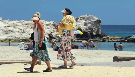  ?? Foto: Ángel García ?? Der Sommer ist da, der Notstand vorbei: Langsam kehren die Touristen an die Strände Spaniens zurück.