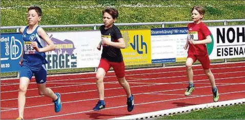  ??  ?? Gabriel Wiegand und Konstantin Gallas (rotes T-shirt) bei ihrem -Meter-lauf . Die beiden jungen Elv-sportler wurden hinter Jonathan Enders (. TSV Bad Salzungen, links) Zweiter und Dritter in ihrer Altersklas­se M. Siege gelangen Gabriel im...