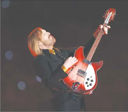  ??  ?? Tom Petty durante su actuación en el medio tiempo del Supertazón efectuado en el estadio de la Universida­d de Phoenix, el 2 de febrero de 2008 ■ Foto Afp