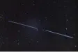  ?? Foto: dpa ?? „Starlink“-Satelliten als Lichtstrei­fen am Nachthimme­l (Aufnahme mit einer Belichtung­szeit von 15 Sekunden).