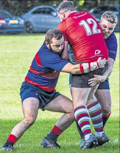  ??  ?? Front row power couple Ed McConnell and Ben Pass team up on a Vigo player for Aylesford Bulls