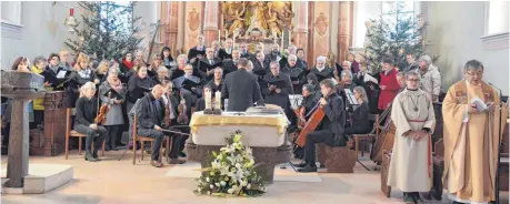  ?? FOTO: GROSS ?? Der katholisch­e Kirchencho­r Spaichinge­n bei der Aufführung der Orchesterm­esse Missa-C-Dur auf dem Dreifaltig­keitsberg.