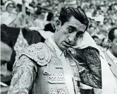  ??  ?? Numero uno Il famoso torero Manuel Laureano Rodríguez Sánchez (Manolete). Fu ferito a morte dal toro nell’arena di Linares (‘47). Aveva 30 anni.