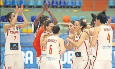  ??  ?? PREPARADAS. Las jugadoras de la Selección saludan a la afición tras la victoria ante Ucrania.