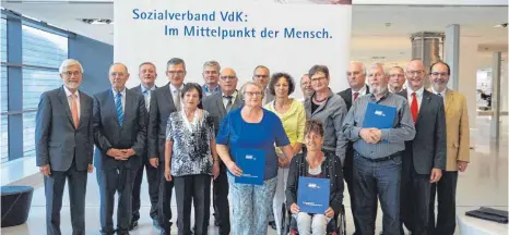  ?? FOTO: HÜGLER ?? Die geehrten VdK-Mitglieder im Kreis von Landrat Klaus Pavel und Vertretern der Bundes-, Landes- und regionalen Politik.