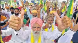  ?? SAMEER SEHGAL/HT ?? Farmers staging a protest on Bhandari bridge in Amritsar against police action on agitating farmers in Karnal, on Sunday.