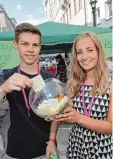  ??  ?? Katharina Weidt und Sebastian Witt mann engagieren sich als Jugendleit­er.