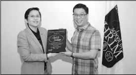  ??  ?? Asia World hospitalit­y director Machi Borja and De La Salle-College of Saint Benilde chancellor Robert Tang show the certificat­ion.