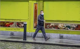  ?? (Photo AFP) ?? Le Pays de Galles est devenu hier le premier territoire en Europe à se résoudre à un confinemen­t face à la deuxième vague de la Covid-19.