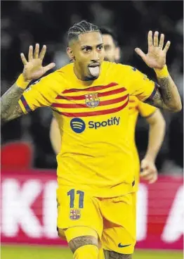  ?? Lewis Joly / AP ?? Raphinha celebra el 0-1 al PSG imitando a Neymar.