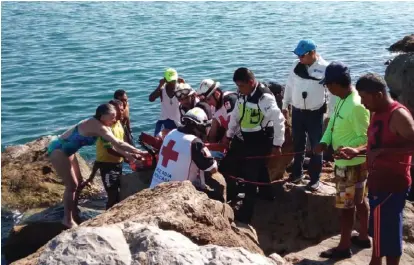  ?? YAZMÍN SÁNCHEZ ?? Ayer una mujer que nadaba en el sitio quedó atrapada entre las rocas y resultó herida.