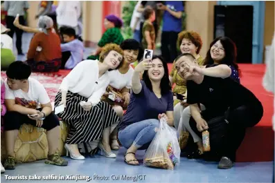  ?? Photo: Cui Meng/GT ?? Tourists take selfie in Xinjiang.