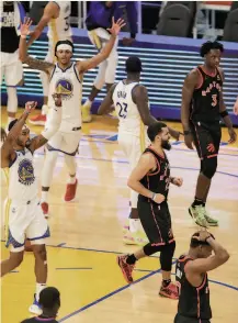  ?? Carlos Avila Gonzalez / The Chronicle ?? A foul let Damion Lee ( 1) win it and allowed the Warriors a rare celebratio­n without 30 points from Stephen Curry.