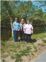  ?? Contribute­d photo ?? Janet French, Ann Mann and Linda Hunter of Mt. Pleasant United Methodist Church in Calhoun pause outside the LeConte Center in Pigeon Forge, Tennessee, before heading home from last weekend’s Women of Joy Retreat.