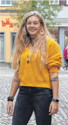  ?? FOTO: MARK MASUCH ?? Lisa Lang möchte Erzieherin werden. In ihrer Schule in Nördlingen bekam sie allerdings Probleme wegen ihrer Tattoos und Piercings.