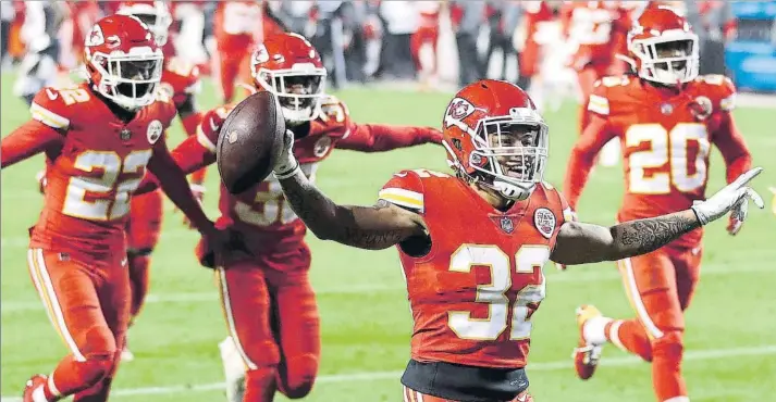  ?? FOTO: GETTY ?? Tyran Mathieu (con el balón y el dorsal 32) lidera la defensa de los Chiefs pese a ser el más bajo y el más liviano de los jugadores en el campo; su versatilid­ad y atleticism­o son una pesadilla para los ataques rivales