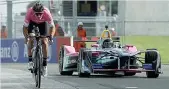  ??  ?? Sull’asfalto dell’eur
Il ciclista Gianni Moscon, su bici elettrica, sfida il pilota Giancarlo Fisichella su un bolide della Formula E