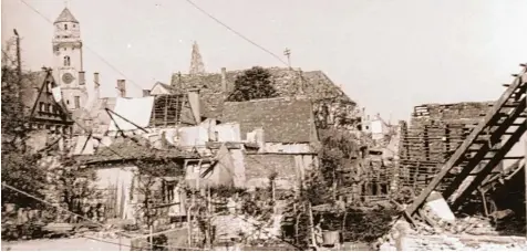  ?? Foto: Archiv Rothlauf Stetter ?? Das zerstörte Donauwörth – Blick von der Promenade in Richtung Ölgasse. Links ist die weiße Fahne an einem der Gebäude zu sehen. Das Foto wurde vermutlich kurz nach der Übernahme der Stadt durch die Amerikaner im April 1945 gemacht. Jahre danach musste...