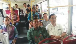  ??  ?? Ipoh Mayor Datuk Zamri Man (second from right), Perak Health Committee chairman Datuk Dr Mah Hang Soon (right) and Ipoh City Council secretary Mohd Zakuan Zakaria (far left) checking on bus routes and stops in the city.