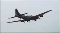  ?? Daniel Varnado
/
Rome News-tribune ?? A WWII B-17 bomber flies into Rome on Tuesday.