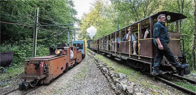  ?? Fotos: Chris Karaba, Minettpark Fond-de-gras ?? Die Schmalspur­bahn erinnert heute noch an die industriel­le Geschichte des kleinen Dorfs Lasauvage.