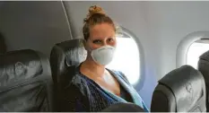  ?? Fotos: Anna Kabus ?? Unsere Testfliege­rin Anna Kabus – natürlich mit Maske.